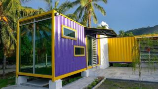 yellow-cube-at-lumut-cube-homestay-kontena