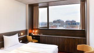 simm-s-hotel