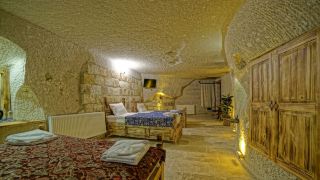 zeus-cave-suites