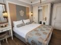 raymond-blue-hotel