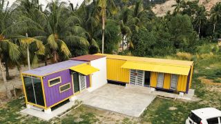 yellow-cube-at-lumut-cube-homestay-kontena
