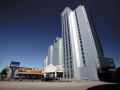 the-oakes-hotel-overlooking-the-falls