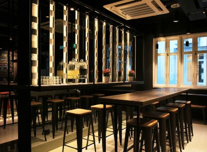 Cube Boutique Capsule Hotel @ Smith Street