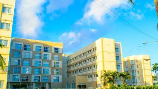 courtyard-nassau-downtown-junkanoo-beach