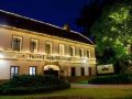 hotel-selsky-dvur-bohemian-village-courtyard