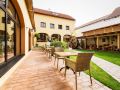 hotel-selsky-dvur-bohemian-village-courtyard