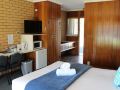 lakeside-motel-waterfront