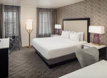DoubleTree Suites by Hilton Hotel Detroit Downtown - Fort Shelby