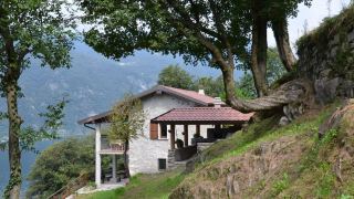tra-lago-e-montagna-baita-la-morena