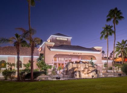 La Fuente Inn & Suites