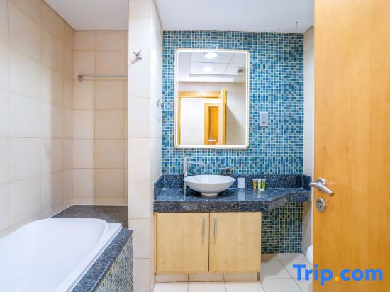 HomesGetaway- 2BR + Guest Room in Shoreline 17 Palm Jumeirah