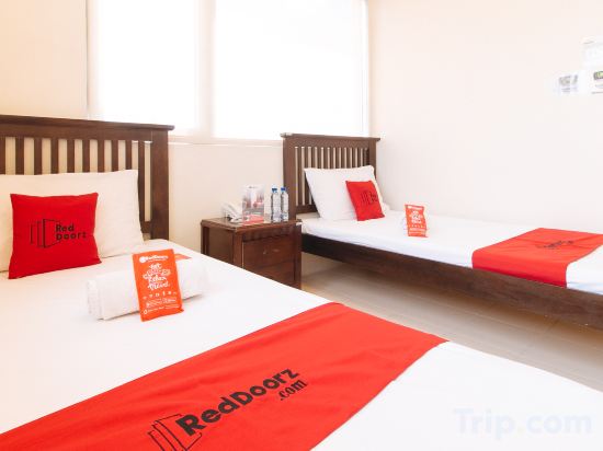 RedDoorz Plus @ E Rodriguez Corner Banawe - Tap to explore photos