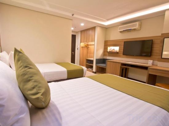 Crown Regency Hotel - Makati Room Type - Deluxe Double Room