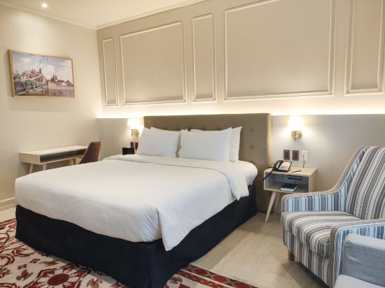 The Monarch Hotel Room Type - Premiere King Room