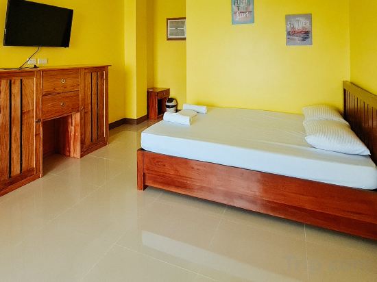 RedDoorz Plus @ Galucksea Beach Resort