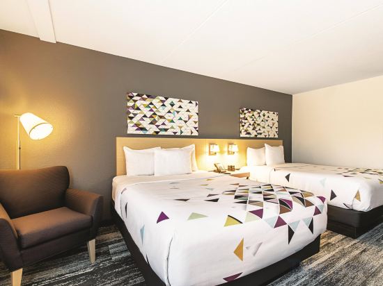 Baymont by Wyndham White Plains - Elmsford - Tap to explore photos