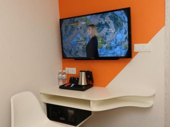 M & M Hotel KL Sentral Room Type - Superior Queen Room with No Window