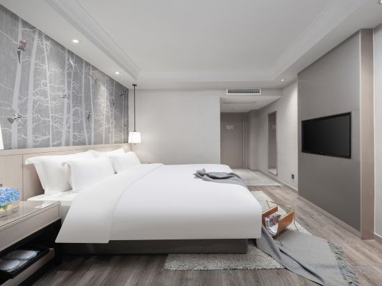 Byland Star Hotel Room Type - Deluxe King Room (Queen Bed)