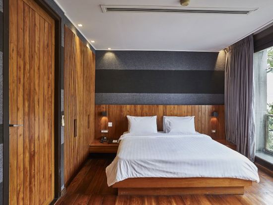 LUXX Langsuan Hotel Room Type - Suite L
