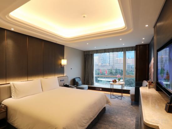 Oriental Riverside Bund View Hotel Room Type - Superior Garden-view Queen Room