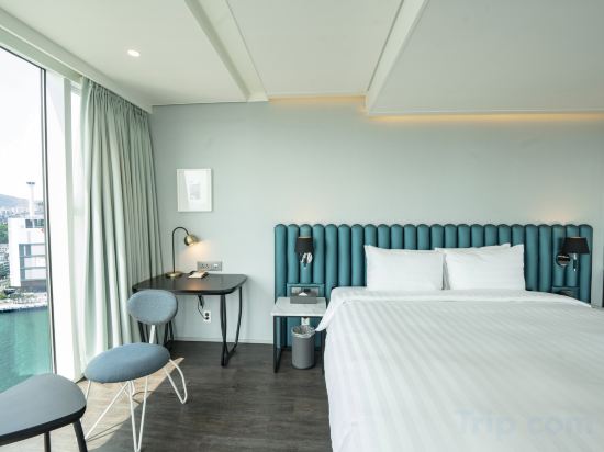 Lavalse Hotel Room Type - Corner Double Room with City view