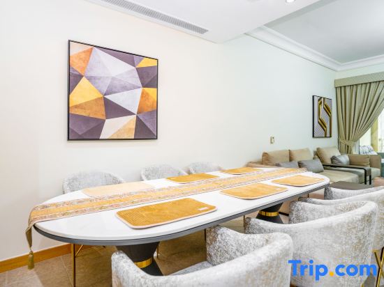 HomesGetaway- 2BR + Guest Room in Shoreline 17 Palm Jumeirah