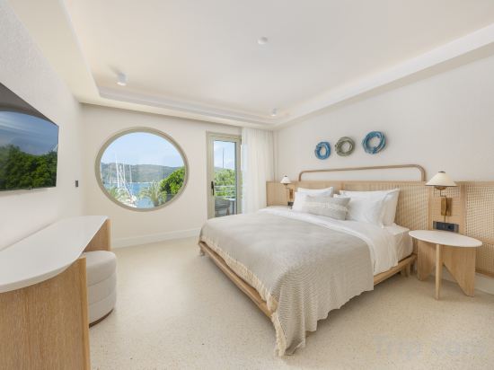 Yacht Classic Hotel - Boutique Class - Tap to explore photos