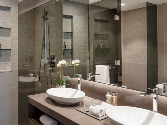 Jumeirah Living Marina Gate Hotel - Tap to explore photos
