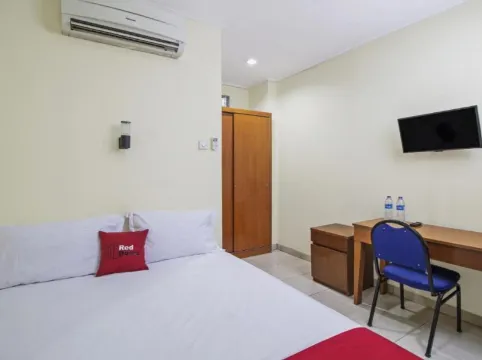 RedDoorz Plus Near Ciputra World Kuningan 2