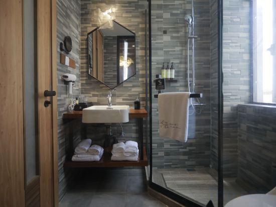 The Shanghai Eighteenth Resort
