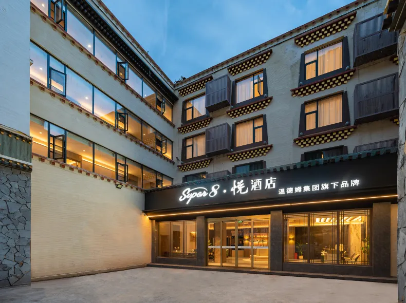 Wyndham's Super 8. Yue Hotel