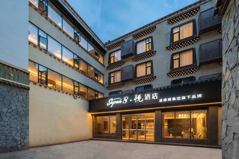 Wyndham's Super 8. Yue Hotel