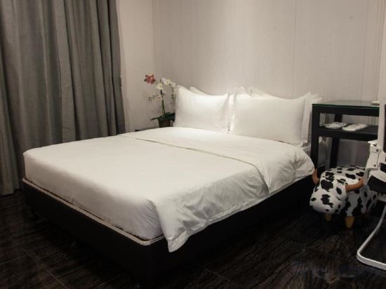 M Design Hotel @ Taman Pertama Room Type - Deluxe Queen Room