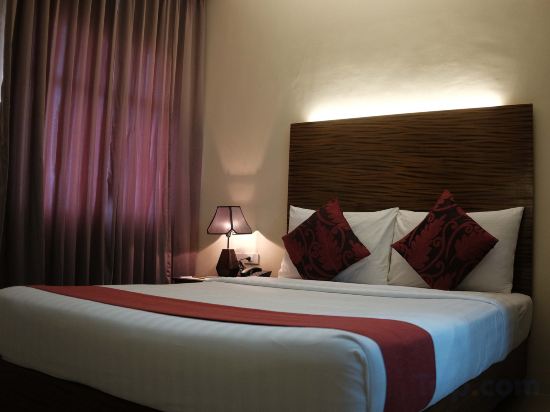 Sebastien Hotel Room Type - Deluxe Queen Room