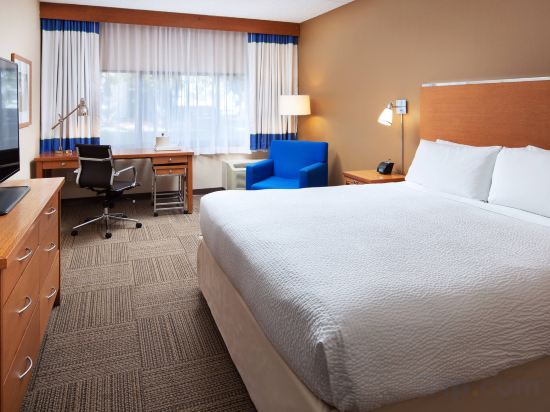 Four Points by Sheraton San Diego - Tap to explore photos