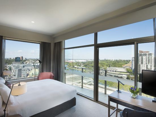 DoubleTree by Hilton Hotel Melbourne - Flinders Street Room Type - King Room Skyline River View with Balcony 