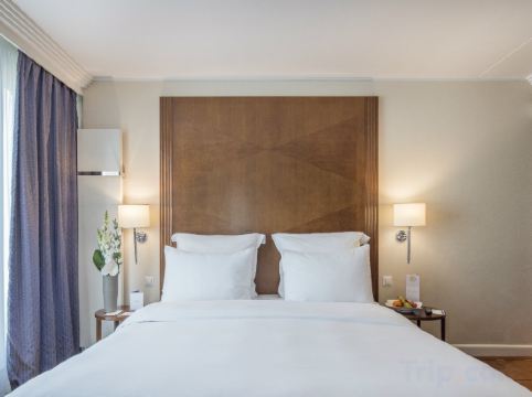Warwick Geneva Room Type - Classic Room