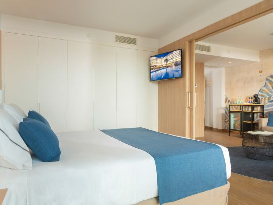 L'Azure Hotel Room Type - Suite with Pool View
