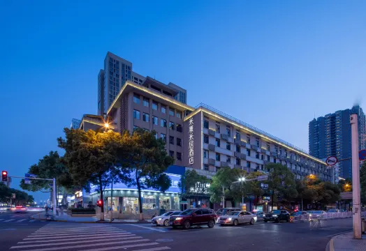 Me Young Me House Hotel (Changsha Wuyi Square Railway Station Subway Station)