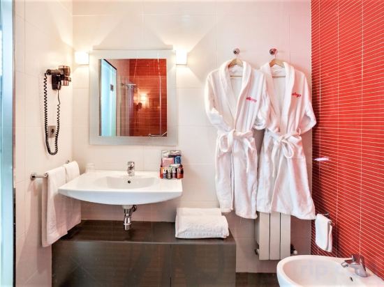 Hotel Granada by Pierre & Vacances - Tap to explore photos