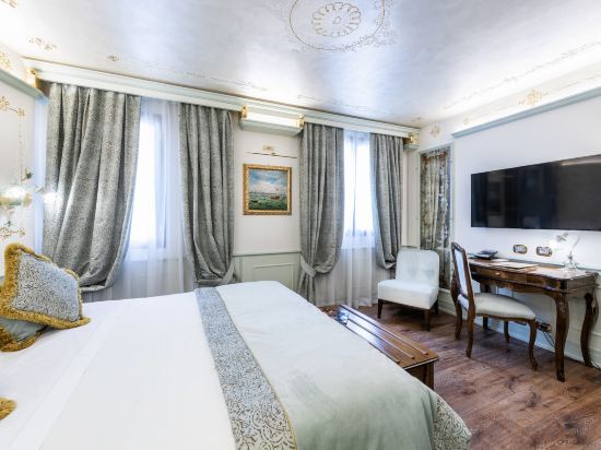Hotel Monaco & Grand Canal Room Type - Golden Leaf Superior Room