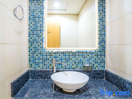 HomesGetaway- 2BR + Guest Room in Shoreline 17 Palm Jumeirah