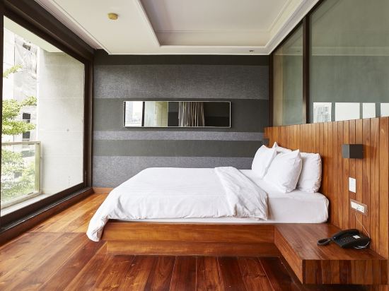 LUXX Langsuan Hotel Room Type - Suite