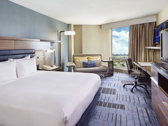 Hilton Newark Airport Room Type - Deluxe King Room