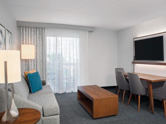 Courtyard by Marriott Aventura Mall - Tap to explore photos