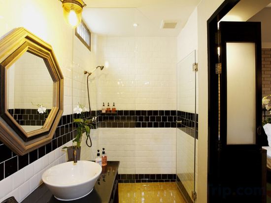 Baan Chart Hotel Bangkok - Tap to explore photos