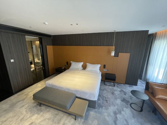 CATHAY VIEW CLUB  HOTEL Room Type - Premier Queen Room