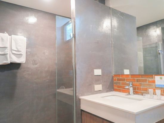 V20boutique Jacuzzi Hotel - Tap to explore photos