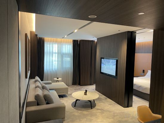 CATHAY VIEW CLUB  HOTEL Room Type - Deluxe Suite