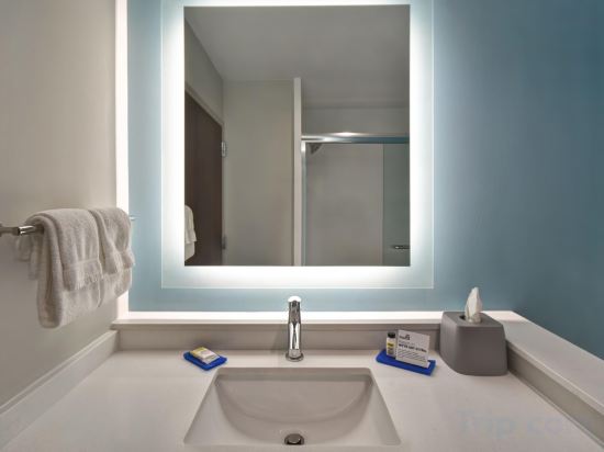 Holiday Inn Express and Suites Galveston Beach - Tap to explore photos